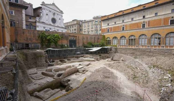 اكتشاف أنقاض مسرح قديم في روما