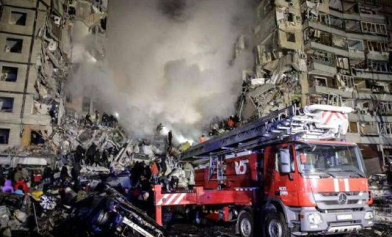 8 قتلى على الأقل في قصف روسي استهدف مبنى في شرق أوكرانيا